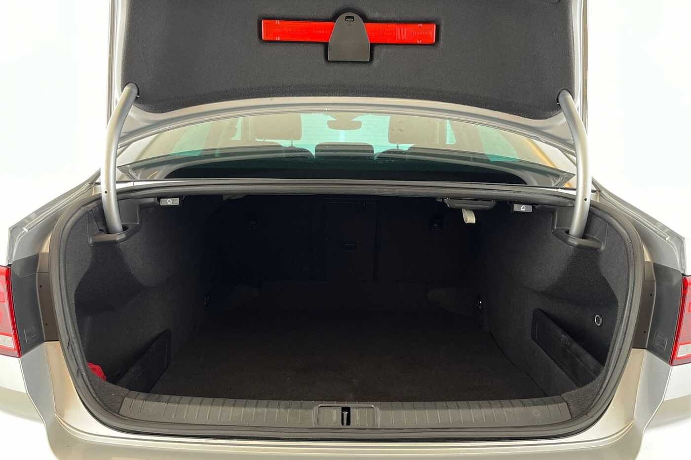 Volkswagen Passat 2.0 TDI EVO SEL Saloon 4dr Diesel DSG Euro 6 (s/s) (150 ps)